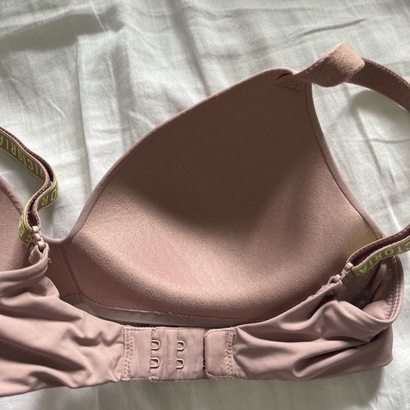 Victoria’s secret purple Lightly lined bra no underwire - Picture 3 of 8